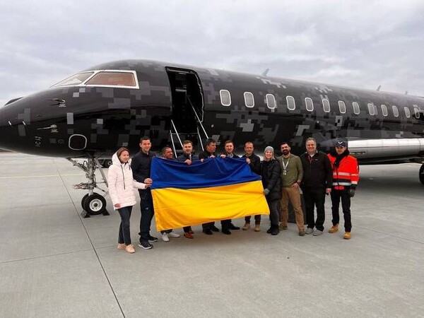 러시아의 침공에 항의해 오는 11월 민간 우주여행 참가자들이 우주로 가져갈 우크라이나 국기를 들고 있다. / ⓒ 폴라리스 