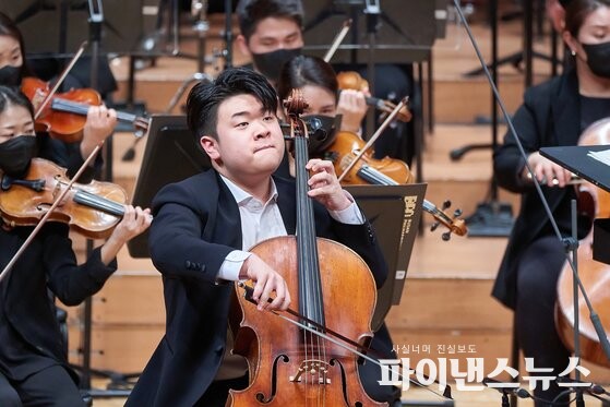 서울 예술의전당 '2022 교향악축제'에서 8일 부산시향과 협연한 올해 16세의 국제콩쿠르 우승자인 첼리스트 한재민. /  ⓒ 예술의전당