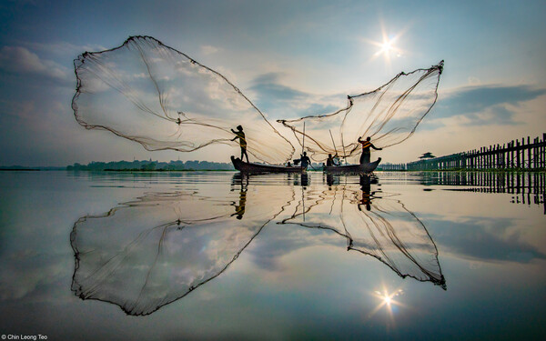 물고기를 잡기 위해 그물을 던지는 일본의 어부들. '수확물 거두기' 부문 3위. / ⓒ 핑크 레이디 웹