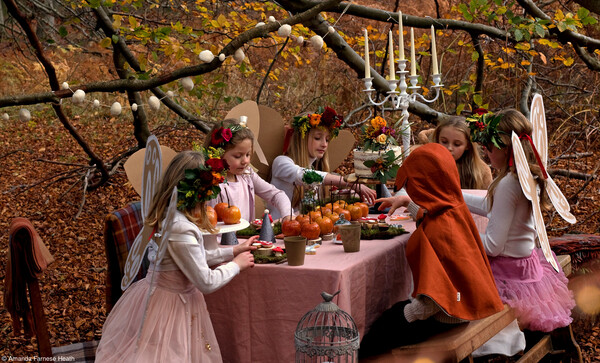 영국 소녀들이 가을철 사과 파티를 즐기는 모습의 작품. '사과의 날' 부문 1위.  /   ⓒ 핑크 레이디 웹