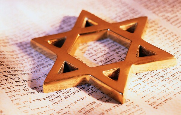 유대인은 히브리어를 사용한다. 이때 '히브리'라는 말은 '혼자서 다른 쪽에 선다'라는 뜻이다. (인터넷자료)