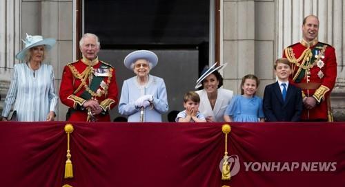 엘리자베스 2세 영국 여왕이 찰스 왕세자 부부, 윌리엄 왕세손 가족과 함께 2일(현지시간) 버킹엄궁 발코니에 나와서 대중에 인사를 하고 있다. (로이터=연합뉴스)