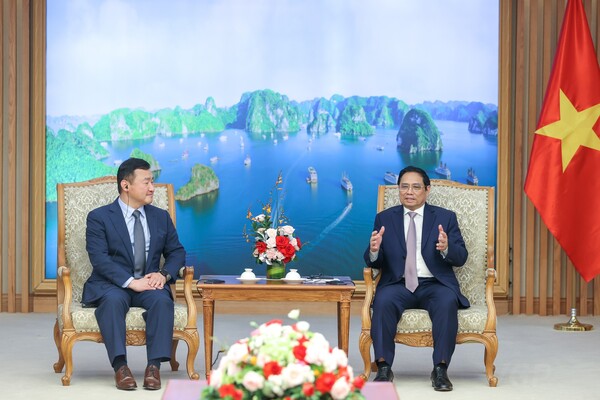 삼성전자 MX사업부장 노태문 사장(좌측)이 팜 민 찐 베트남 총리를 만나 주요 현황을 논의한 후 '2030 부산엑스포' 유치 지지를 당부했다. (사진=삼성전자)