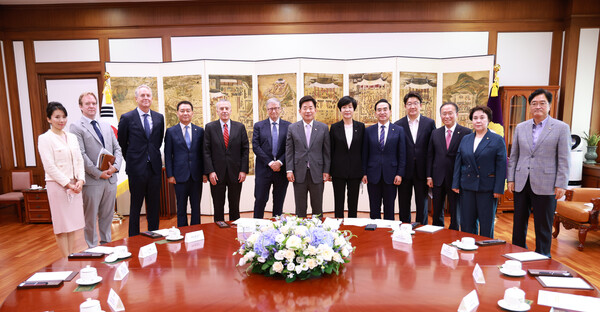 김진표 국회의장과 빌 게이츠 이사장이 환담과 함께 참석 인사들과 기념 촬영을 하고 있다.  (사진=국회)
