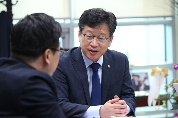 한국식품산업클러스터의 조속한 2단계 확장을 강조하는 안호영 의원.  (사진=파이낸스뉴스 김민정 기자)