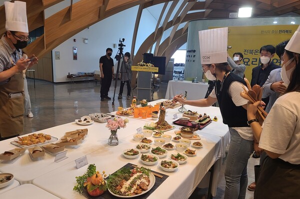 '지역 자랑꾼'인 안호영 의원은 전북의 먹거리 '알리미'를 자처한다. 사진은  전북음식문화대전 장면.  (사진=전라북도)