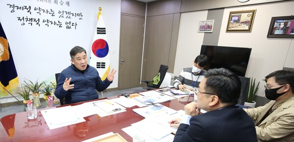 최승재 의원이  송민수 본지 발행인과 대화를 나누고 있다.(사진=파이낸스뉴스 김민정 기자)