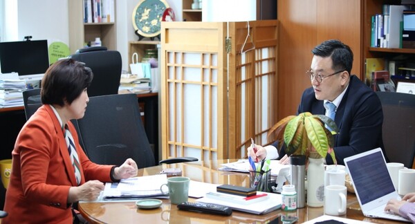 전혜숙 의원(왼쪽)이 본지 송민수 발행인과 대담하는 모습./사진=파이낸스뉴스 김민정 기자
