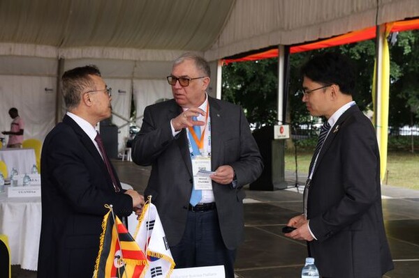 황주호(왼쪽) 한국수력원자력 사장이 15일(현지 시각) 우간다 캄팔라에서 개최된 ‘아프리카 뉴클리어 비즈니스 플랫폼 컨퍼런스 2023′에 참석했다.  (사진=한수원)