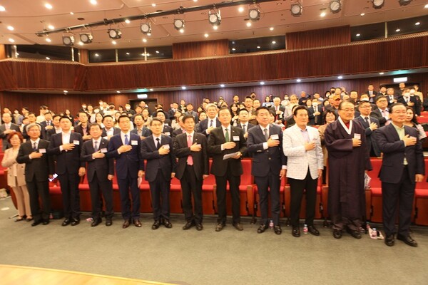 제12회 도전한국인 10인 대상 시상식에 참석한 각계 인사들이 국민의례를 하고 있다. (사진=도전한국인본부)