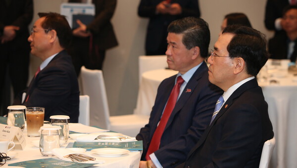 왼쪽부터 유정복 인천시장, 제임스 김 회장, 이창양 산업부 장관