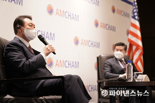 제임스 김 회장(오른쪽)이 윤석열 대통령과 세미나에서 환담모습. (암참)