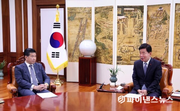 제임스 김 회장(왼쪽)이 국회를 방문해 김진표 국회의장과 환담하는 모습. (사진=암참)