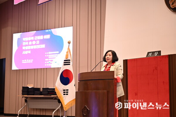 지난 26일 국회체험관에서 열린 전국 초·중·고 학생문화경진대회 시상식에서 한국학원총연합회 이유원 회장이 인사말을 하고 있다.