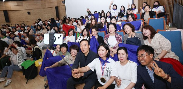 임태희 경기도교육감은 최근 학부모의 니즈를 파악하기 위해 학부모와의 소통 콘서트 ‘맘스 브리지’(Mom’s Bridge) 행사를 개최했다. 