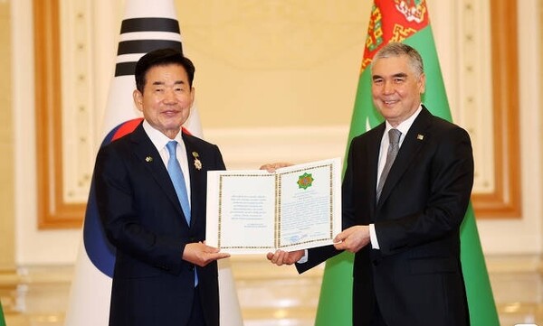 김진표 국회의장이 투르크메니스탄 아시가바트 인민이사회관에서 구르반굴리 베르디무하메도프 최고지도자에게 중립 훈장을 받고 있다.  (사진=국회의장실)