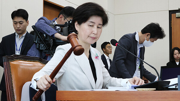 국회 정무위원장인 민주당 백혜련 의원이 회의를 진행하고 있다.  (사진=연합뉴스)