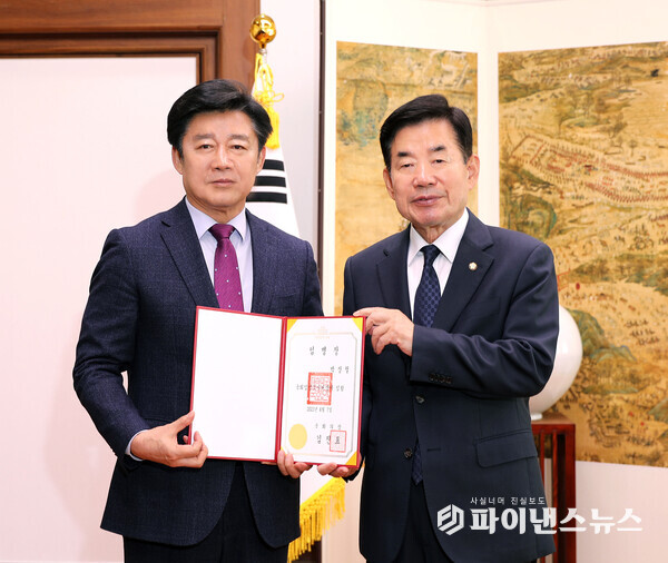 박상철 처장(왼쪽)이 김진표 국회의장으로부터 임명장을 받고있다. (사진=입법조사처)