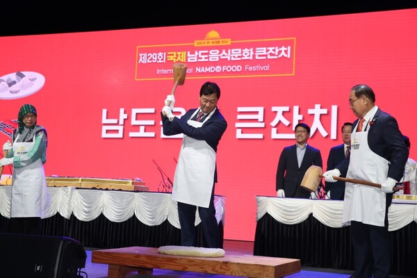 서동욱 전남도의회 의장이 ‘제29회 국제남도음식문화큰잔치‘ 개막식에서 떡메치기를 하고 있다.