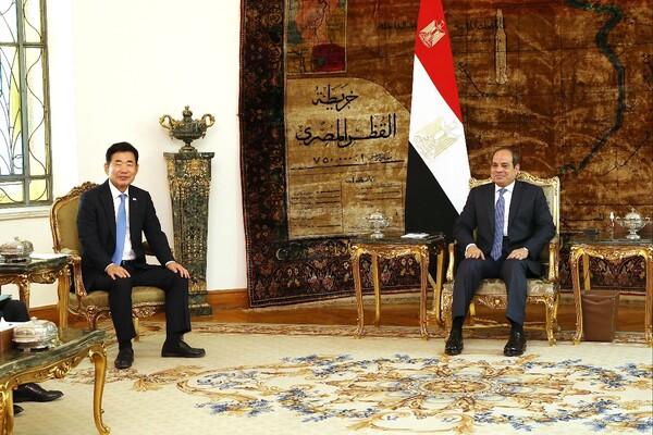 김진표 국회의장이 주요 20개국(G20) 국회의장 회의 참석 중 알시시 이집트 대통령과 면담하고 있다. (사진=국회의장실)