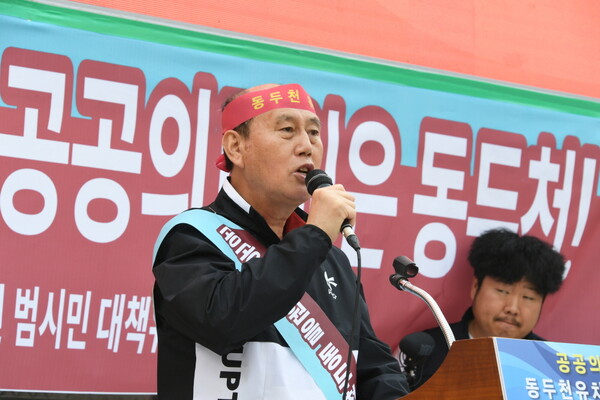 박형덕 시장이 경기 동북부권 공공의료원 동두천 유치 시민 총궐기 대회에서 발언을 하고 있다. 