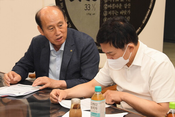 원희룡 국토교통부장관(우측)이 박형덕 시장이 전달한 지역현안 정책건의서를 살펴보고 있다. 