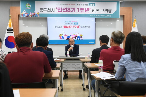 박형덕 시장이 민선8기 출범 1주년을 맞아 시정 성과와 향후 계획을 설명하고 있다.  