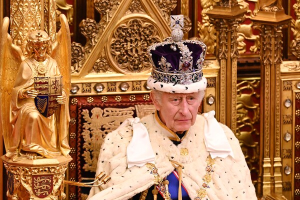 7일(현지시간) 영국 의회 개회식에서 '킹스 스피치'를 진행한 영국 찰스 3세 국왕.  (사진=AFP-연합뉴스)
