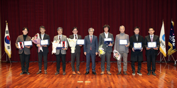 김진용(왼쪽서 5번째) 인천경제자유구역청장이 송도 G타워에서 열린 경관 시상식에서 수상자들과 기념 촬영을 하고 있다. (사진 = 인천경제청)
