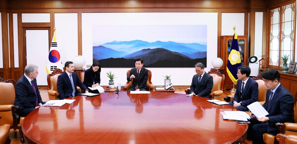 김진표 국회의장이 아르스타노프 주한카자흐스탄대사 및 키롬 주한타지키스탄대사 등 관계자들과 함께 환담을 나누고 있다.  (사진=국회)