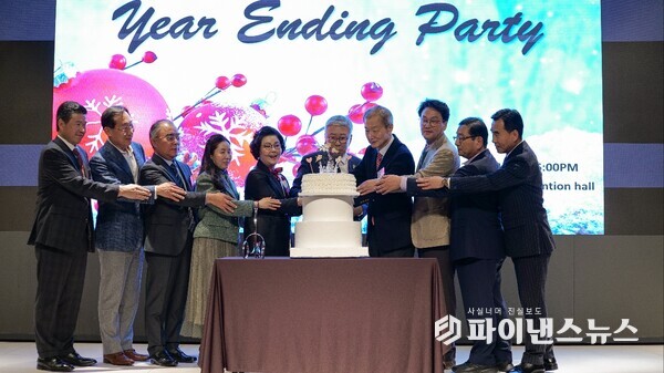 김창준아카데미가 주최한  ‘2023 송년의 밤’ 행사에 참석한 주요 인사들이 케이크 커팅을 하고 있다. (사진=김창준아카데미)