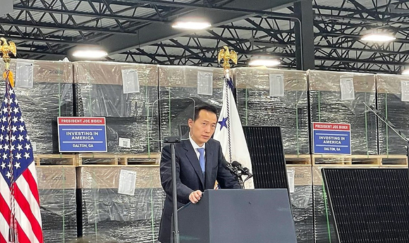 김동관 한화솔루션 부회장이 지난 4월 미국 조지아주 달튼에 위치한 태양광 모듈 공장에서 미국 최대 태양광 밸류체인 프로젝트 '솔라허브'에 대해 설명하고 있다. (사진=한화)