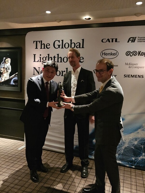 스위스 다보스에서 진행된 세계경제포럼 주관 ‘2023 Global Lighthouse Network Award’에서 전 세계 물기업 최초로 한국수자원공사가 선정되어 문숙주 한국수자원공사 수도부문장(사진 왼쪽)이 트로피를 받고 있다. (사진=한국수자원공사)