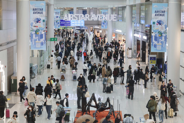 설 연휴를 나흘 앞둔 지난 5일 인천국제공항 면세점에서 여행객들이 오가고 있다. (사진=연합뉴스)