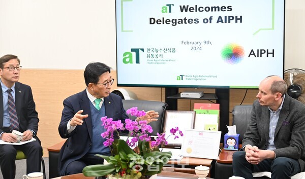 한국농수산식품유통공사 김춘진 사장(가운데)이 국제원예생산자협회(AIPH) 팀 브리어클리프 사무총장(우측)과 환담하고 있다. (사진=aT)