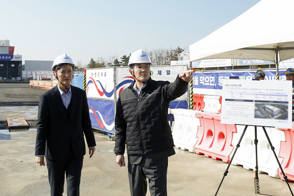 삼성바이오로직스 인천사업장을 찾은 이재용 회장이 ADC 제조시설 건설 현장을 살펴보고 있다.  (사진=삼성)  