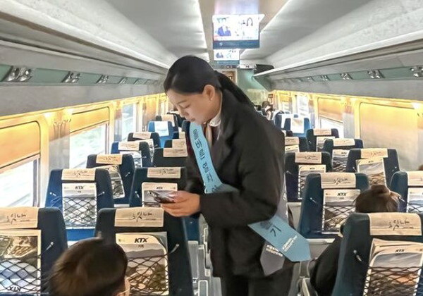 올바른 열차 이용문화 정착을 위해 KTX 승무원이 승차권을 확인하고 있다.  (사진=코레일관광개발)