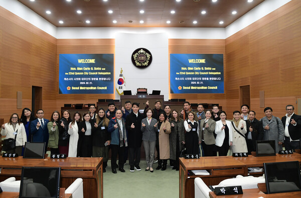 21일 필리핀 케손시티 시의회 대표단들이 서울시의회를 둘러보고 기념촬영을 하고 있다. 