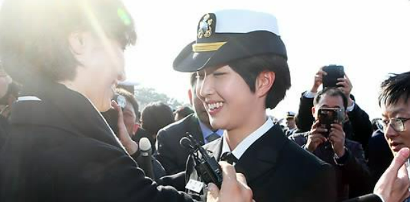 최태원 SK그룹 회장의 차녀인 최민정 씨는 지난 2014년 해군 사관후보생으로 자원입대해 장교로 임관됐다.  