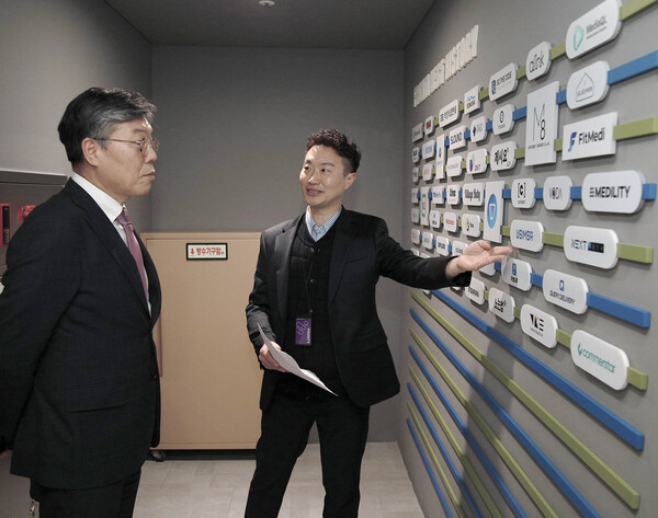지난 6일 서울 마포 프론트원을 방문한 황병우(왼쪽) DGB대구은행장이 직원의 설명을 듣고 있다. (사진=대구은행)
