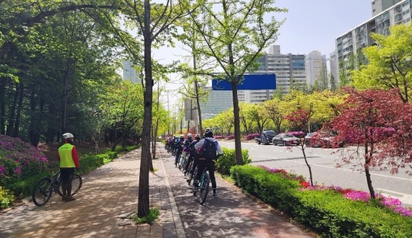 안양시는 봄철을 맞아 ‘자전거 타고 만나는 봄’을 위해 무료 자전거 상설교육 개강과 전용도로 정비를 실시했다.  (사진=안양시)