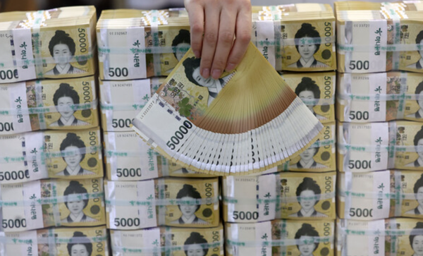 국내은행들이 지난해  이자로만 벌어들인 수익은 60조원에 달하는 것으로 집계됐다.  (사진=연합뉴스)