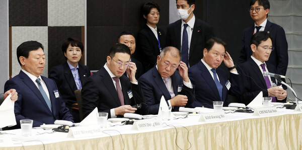 지난해 3월17일 도쿄 게이단렌(일본경제단체연합회) 회관에서 열린 한일 비즈니스라운드 테이블에 국내 주요 그룹 총수들이 참석하고 있다. (사진=연합뉴스)  
